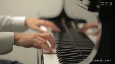 人弹钢琴